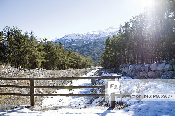 Schneebedecktes gefrorenes Bachbett