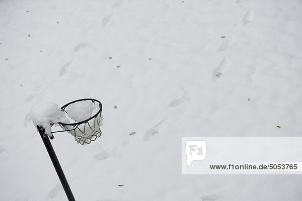 Basketballkorb mit Schnee bedeckt