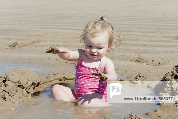 Kleinkind spielt am Strand
