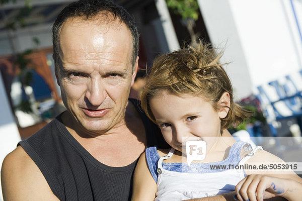 Vater und kleine Tochter zusammen im Freien  Portrait
