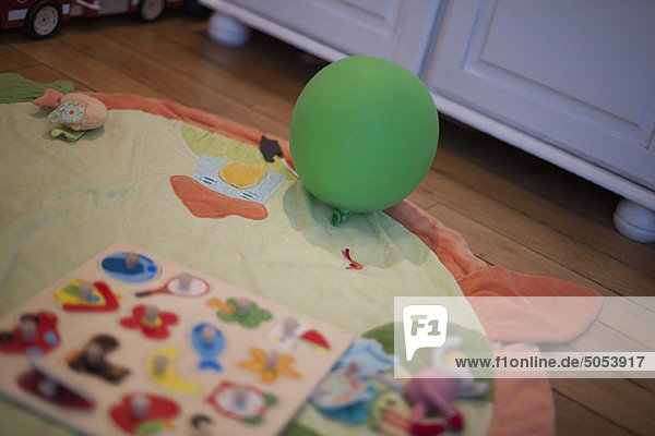Ballon und Spielzeug auf dem Boden