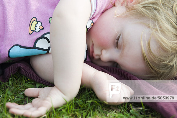 Kleinkind Mädchen macht ein Nickerchen im Freien