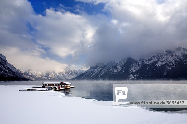 Bootshaus im Winter auf Lake Minnewanka im Banff-Nationalpark in der kanadischen Rocky Mountains