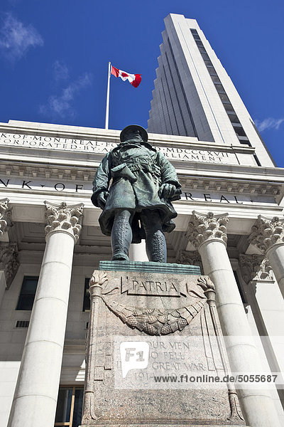Weltkrieg ein Soldat Statue und Bank of Montreal Gebäude. Portage und Main  Winnipeg  Manitoba  Kanada.