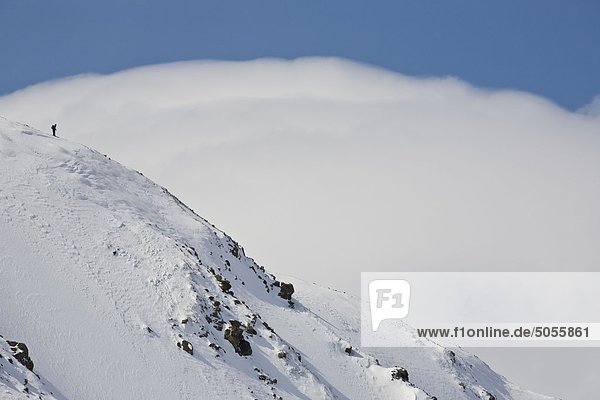 Backcountry Skier bereitet für eine Ski-Abfahrt in Hakuba Backcountry  Japan