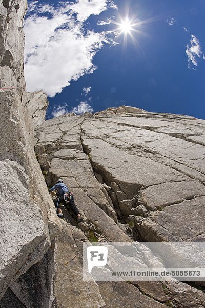 Ein weiblicher Kletterer bereitet Rockclimb Paddel Flake 5.10 Bugaboos  BC