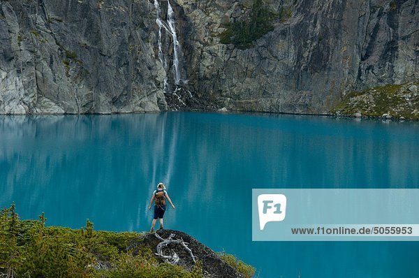 Eine junge Frau Wanderungen an einem blauen See und Wasserfall in der RTL Range  British Columbia  Kanada