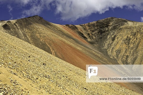 Wandern in der Vulkanlandschaft der Rainbow-Berge von British Columbia Kanada