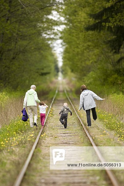 Eine Familie von drei Generationen  Wanderungen entlang der Eisenbahnstrecke in der Nähe der Miillard-Greenway in Courtenay. Courtenay  der Comox Valley  Vancouver Island  British Columbia  Kanada.