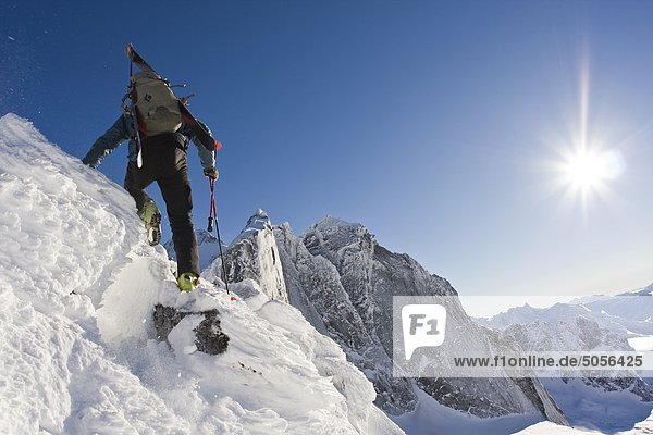 Eine Backcountry Skier Wanderungen entlang eine alpine in Fairy Wiesen  Adamant Range  Selkirk  BC