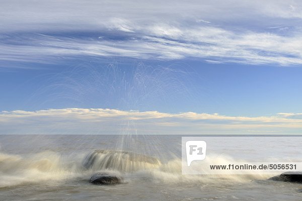 Wasserrand Felsbrocken Küste See Zusammenstoß vorwärts Kanada Manitoba Winnipeg