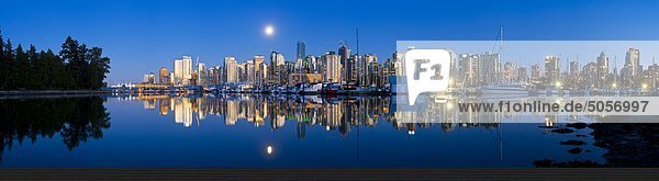 Mondaufgang über Vancouver von Stanley Park,  British Columbia,  Kanada