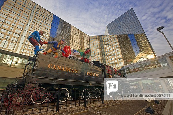 Weihnachten-Anzeige auf der CPR Steam Locomotive 29 auf dem Display außerhalb des Gebäudes der Canadian Pacific Railway Hauptquartier  Calgary  Alberta  Kanada.