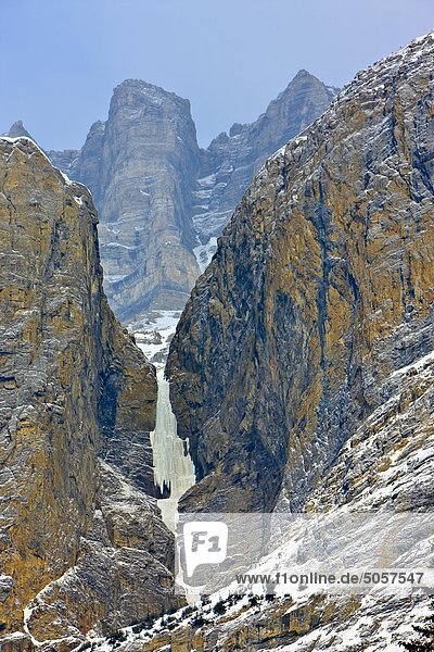 Gefrorenen Wasserfall in den Rocky Mountains  Banff-Nationalpark  Icefields Parkway  kanadischen Rocky Mountains  Alberta  Kanada.