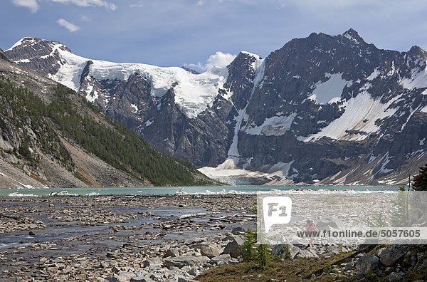 Wanderer am See der hängende Gletscher  Purcell Mountains  British Columbia  Kanada