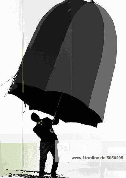 Mann öffnet großen Regenschirm