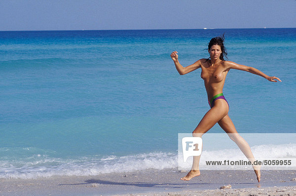 Frau am Strand von topless