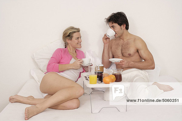 Paar einem Frühstück auf Bett