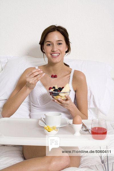 Frau dem Frühstück in ihrem Bett