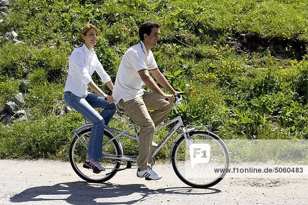 Paar mit dem Tandem-Fahrrad