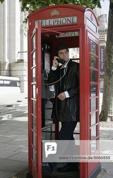 London  England  Vereinigtes Königreich. Junger Mann in der Telefonzelle