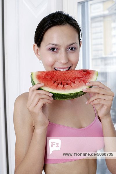 Frau Essen Wassermelone