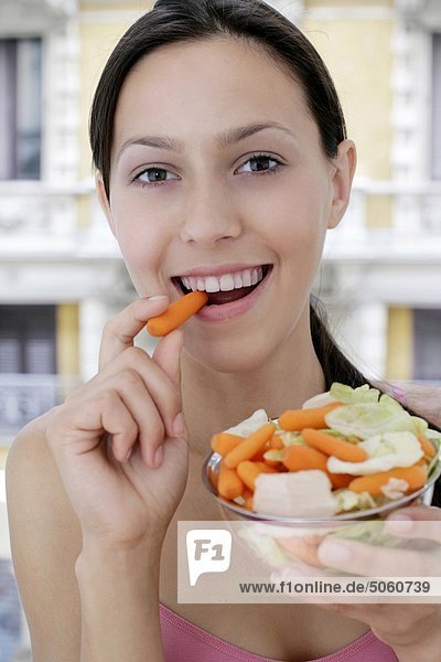Frau isst Salat