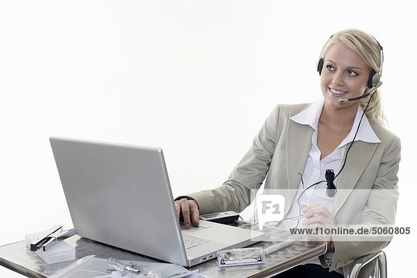 Geschäftsfrau arbeiten unter mobile