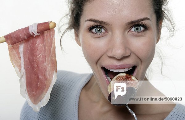 Woman eating Feigen und Ansicht auf der rechten Seite von ihr Grissini mit Schinken