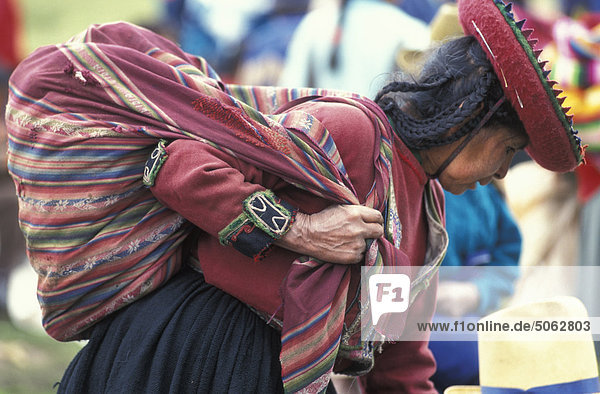 Peru  Urubamba Tal: Frau am Chinchero-Markt