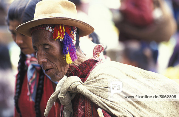 Peru  Urubamba Tal: Mann am Pisq Markt