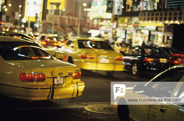 USA  New York  New York City  Taxis am Times Square in der Nacht