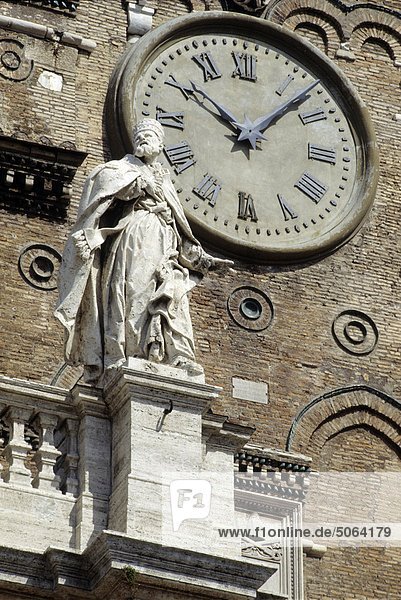 Lazio Rom  Santa Maria Maggiore Kirche  Statuen und clock