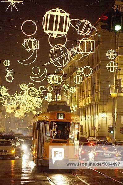 Piemont  Turin  Via Po mit künstlerischen Leuchten