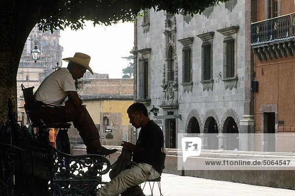 Mexiko  Guanajuato  San Miguel Allende  shoeshiner