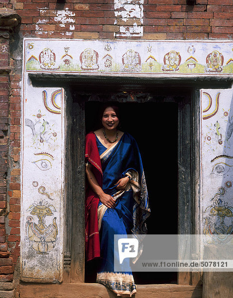 Frau jung Kostüm - Faschingskostüm Nepal Bhaktapur Verkleidung