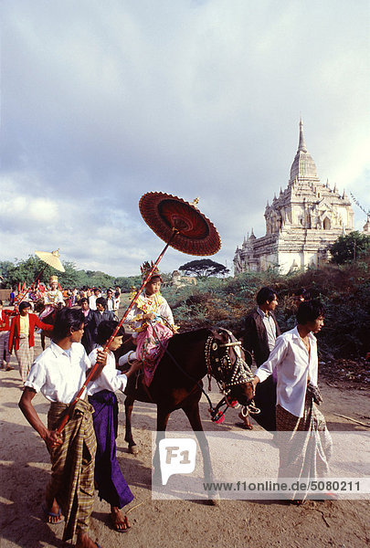 Novizen Parade durch das Dorf  Bagan  Myanmar (Burma)