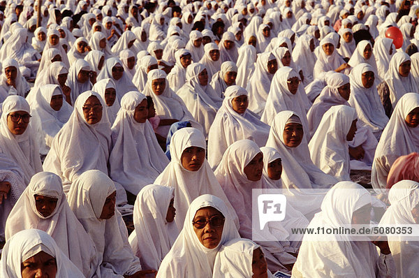 Muslimische Frauen im Gebet. Java  Indonesien