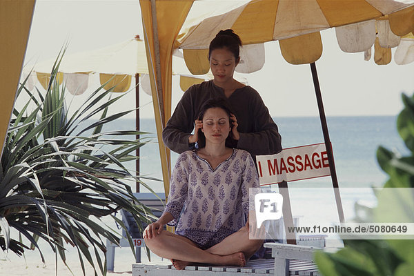 Thai-Massage am Strand. Phuket  Thailand.