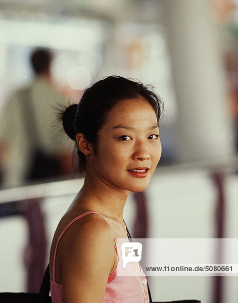 Ein Mädchen Bangkok Skytrain-Station  Bangkok  Thailand