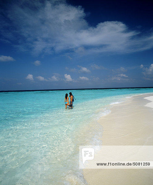 Maldives  Blue Lagoon  Couple going snorkelling