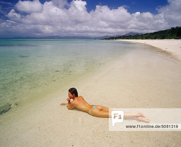 Japan  Ryukiu Inseln  Kabira  Frau entspannenden im Wasser
