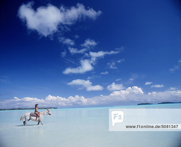 Mädchen Bora Bora Französisch-Polynesien Lagune