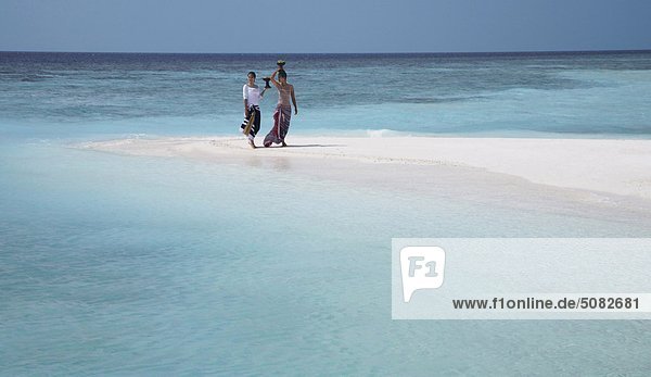 Malediven  zwei Frauen  Wandern am Strand