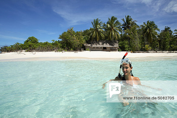Frau mit Schnorchelausrüstung auf den Malediven