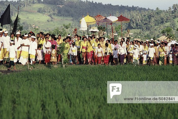 Indonesien Bali. Dorfbewohner bei religiösen Zeremonien