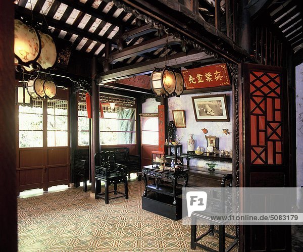 Wohnzimmer mit einem chinesischen drei Eingänge mit Schiebetüren  Links für Männer  rechts für Frauen und Center für Toten Vorfahren für spezielle Occasionsin Hoi An  Vietnam