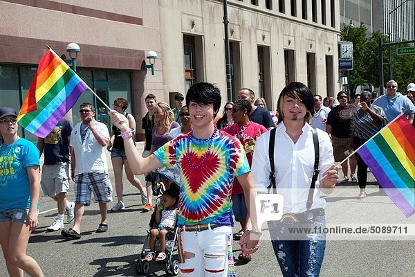 Stolz  Großstadt  Gleichberechtigung  Homosexuelle Frau  Frauen  Lesbisch  Lesbe  Lesben  Detroit  März  Michigan  Parade