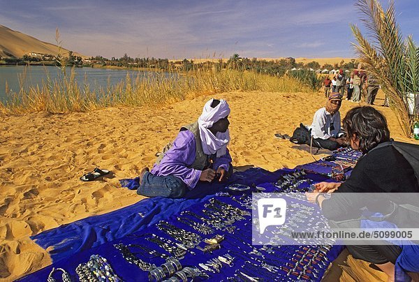Libyen  Ramlat Ad-Duwadah Wüste  Tuareg Kunsthandwerk anzeigen