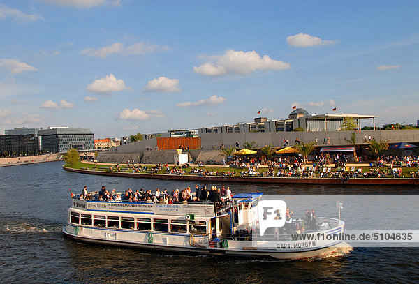 Pleasure boat on river Spree in front of Federal Press Beach  Berlin  Germany